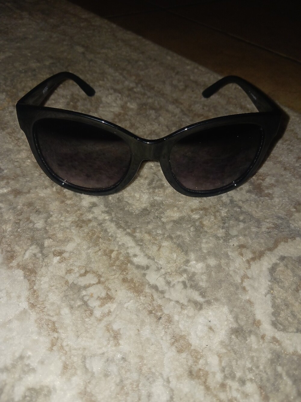 Classic Black Women's Sunglasses - Chic Oversized Frame
